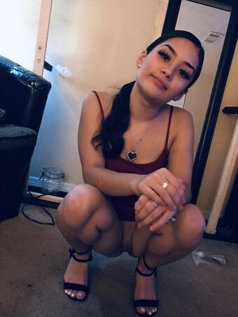 Sofia Flores Голі Зливи OnlyFans Фото 12
