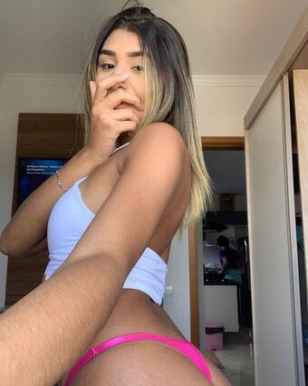 Sofia Lemos Голі Зливи OnlyFans Фото 3