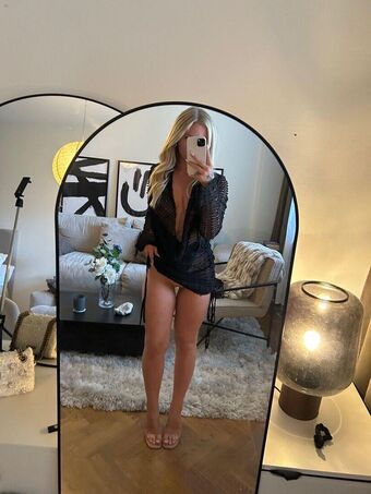 Sofia Lundback Голі Зливи OnlyFans Фото 4