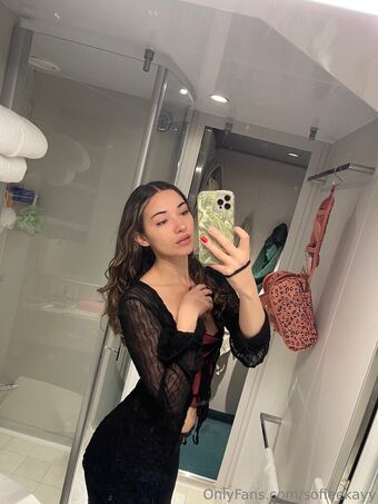 Sofie Kay Голі Зливи OnlyFans Фото 1