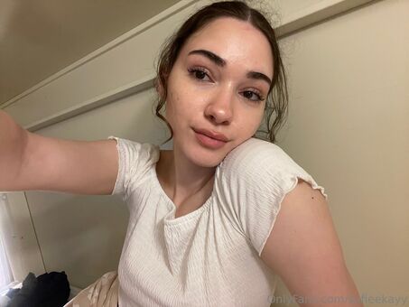 Sofie Kay Голі Зливи OnlyFans Фото 4