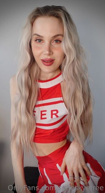 sofieskyefree Голі Зливи OnlyFans Фото 24