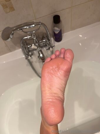 solesbyteee Голі Зливи OnlyFans Фото 7