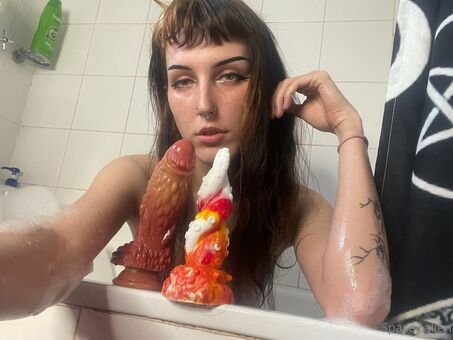 spacey-alien Голі Зливи OnlyFans Фото 4