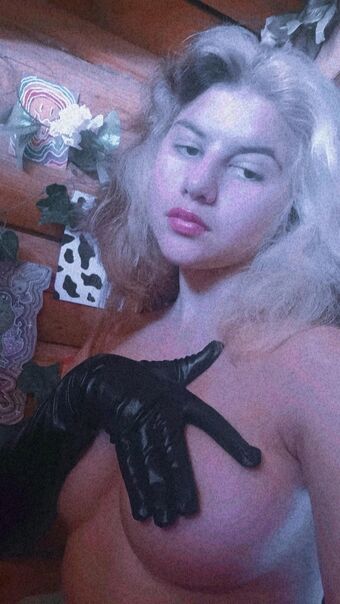StrangeRabbit Голі Зливи OnlyFans Фото 4