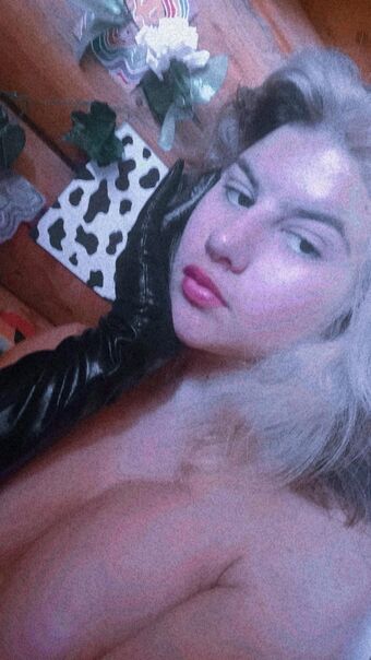 StrangeRabbit Голі Зливи OnlyFans Фото 5