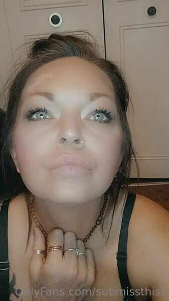 submissthiss Голі Зливи OnlyFans Фото 9