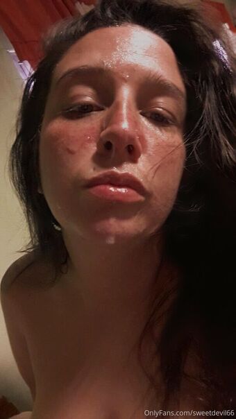 sweetdevil66 Голі Зливи OnlyFans Фото 3