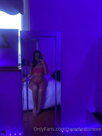 sweetestoneee Голі Зливи OnlyFans Фото 9