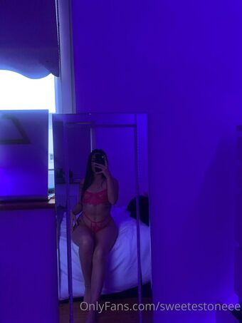 sweetestoneee Голі Зливи OnlyFans Фото 11