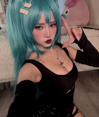 sylviedh Голі Зливи OnlyFans Фото 22