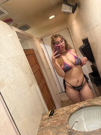 thickyvicky4 Голі Зливи OnlyFans Фото 1