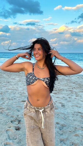 throwsumchlo Голі Зливи OnlyFans Фото 1