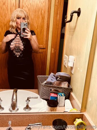 twistedflames Голі Зливи OnlyFans Фото 7