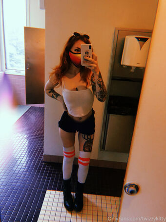 Twizzykitty Голі Зливи OnlyFans Фото 25