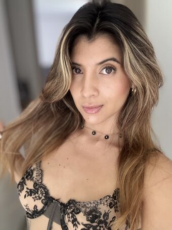 Valentinacastillo Голі Зливи OnlyFans Фото 3