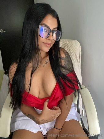 valentinaggomez Голі Зливи OnlyFans Фото 22
