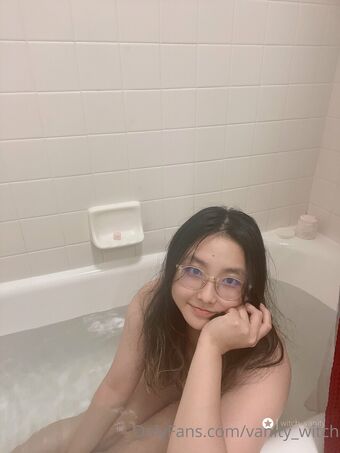 vanity_witch Голі Зливи OnlyFans Фото 9