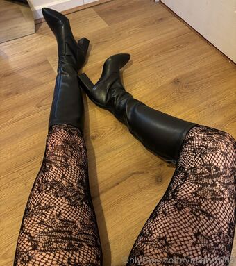 violetx2003 Голі Зливи OnlyFans Фото 7