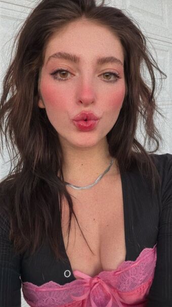 Willow Shields Голі Зливи OnlyFans Фото 218