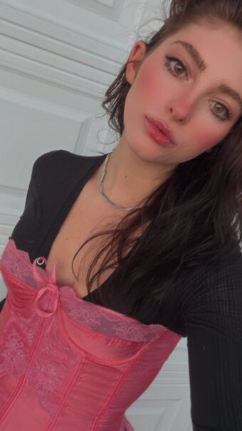 Willow Shields Голі Зливи OnlyFans Фото 219