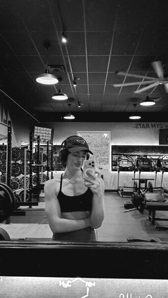 Willow Shields Голі Зливи OnlyFans Фото 226