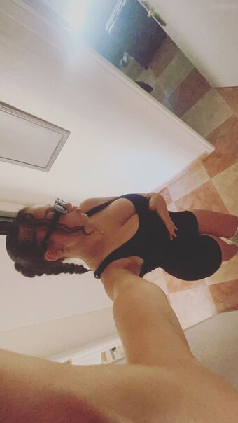 Yisel Голі Зливи OnlyFans Фото 15