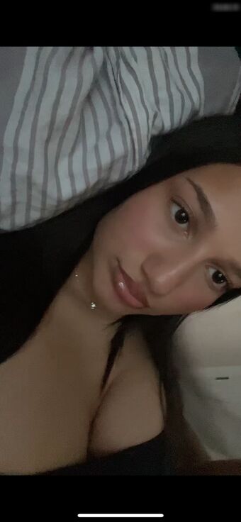Yisel Голі Зливи OnlyFans Фото 17
