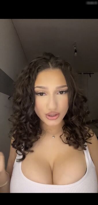 Yisel Голі Зливи OnlyFans Фото 27