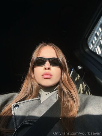 yourbaevan Голі Зливи OnlyFans Фото 16